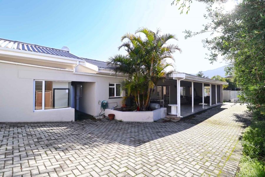3 Bedroom Property for Sale in Sandbaai Western Cape